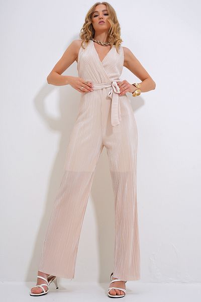 Trend Alaçatı Stili Offener, beigefarbener, zweireihiger Jumpsuit mit Revers, Brustgurt und tiefem Ausschnitt und Falten für Damen ALC-X12193