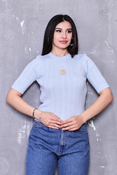 ZEYWEAR بلوزة مرسيريزد مع إكسسوارات معدنية في الأمام