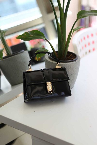 Moom Bag Μαύρο λουστρίνι - Γυναικεία τσάντα με αγκράφα με λεπτομέρεια αλυσίδας