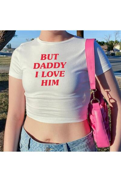 Toum DamlaHobi - Λευκό Crop Top με την εκτύπωση "But Daddy I Love Him".