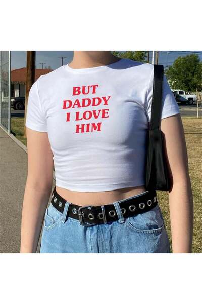 Toum DamlaHobi - Λευκό Crop Top με την εκτύπωση "But Daddy I Love Him".