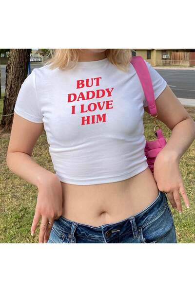 Toum DamlaHobi - Λευκό Crop Top με την εκτύπωση "But Daddy I Love Him".