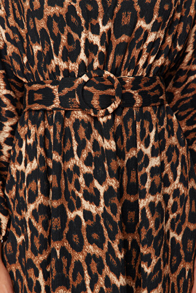 Trendyol Modest Καφέ λεοπάρ στάμπα υφασμένο φόρεμα με λεπτομέρεια ζώνης TCTSS24EB00233