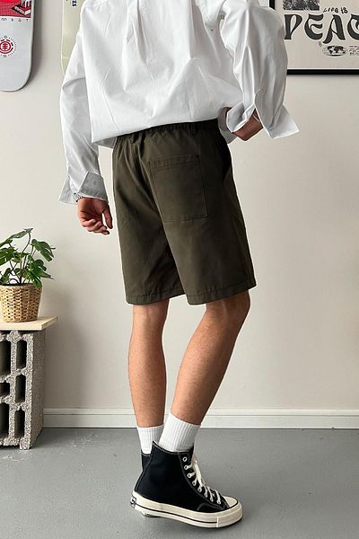 Flaw Wear شورت كاكي مريح للغاية من قماش الليكرا