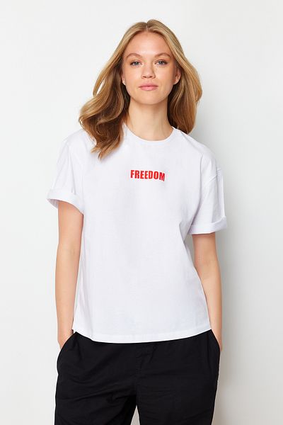 Trendyol Collection Tricou alb, 100% bumbac, imprimat cu slogan, cu croială relaxată/confortabilă, tricotat cu decolteu rotund TWOSS21TS0316