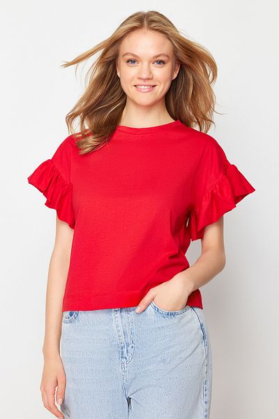 Kolekcia Trendyol Červené pletené tričko Crew Neck – 100 % bavlna, detail volánika TWOSS22TS2429