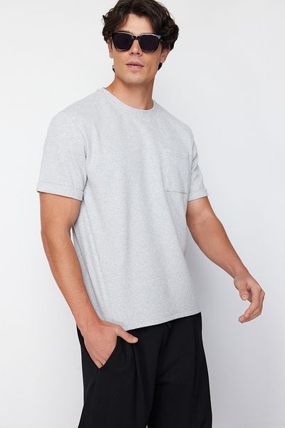 Trendyol Collection Graues Basic-T-Shirt mit entspannter/bequemer Passform, strukturiertem Waffelmuster und Taschenetikett, kurzärmlig, TMNSS23TS00077