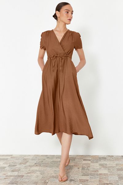 Trendyol Collection Καφέ Midi υφαντό φόρεμα με λαιμόκοψη V με ανοιχτή μέση TWOSS24EL00501