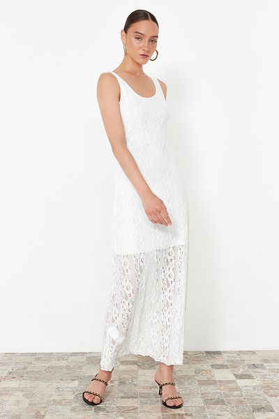 Trendyol Collection Bílý bazénový límec s krajkovou podšívkou elastické pletené maxi šaty TWOSS24EL00928