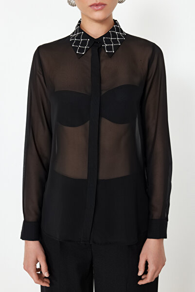 Trendyol Collection Černá šifonová košile s detailem lesklého kamene - TPRSS24GO00004