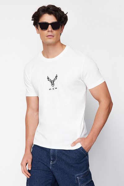 Trendyol Collection T-Shirt από 100% βαμβάκι με κεντημένο ελάφι εκρού - κανονική εφαρμογή TMNSS24TS00165
