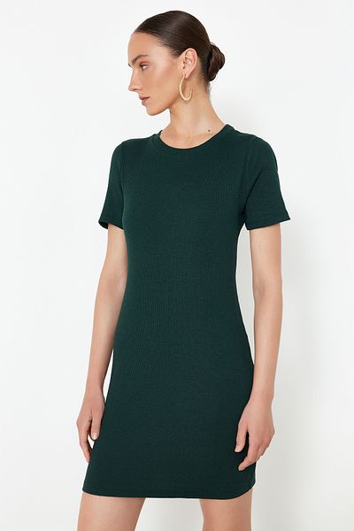 Trendyol Collection Smaragdfarbenes, figurbetontes, geripptes, dehnbares Strick-Bleistiftkleid mit Rundhalsausschnitt TWOSS19AD0053