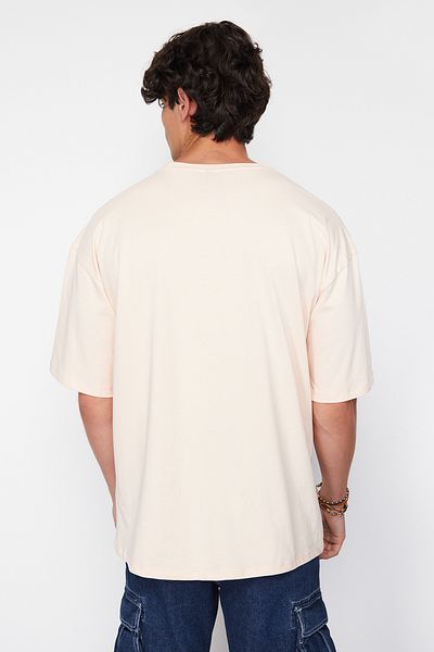 Trendyol Collection Tricou 100% bumbac, pudră, supradimensionat, cu gâtul turn, cu text minim imprimat TMNSS23TS00084