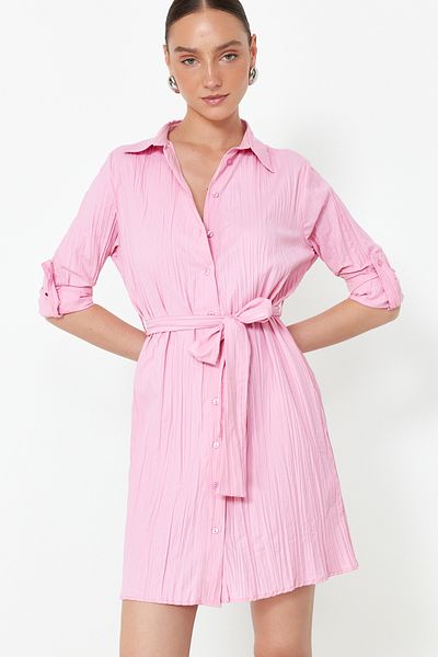 Trendyol Collection Rosafarbenes, strukturiertes Mini-Hemdkleid aus gewebtem Stoff mit Gürtel TWOSS24EL00316