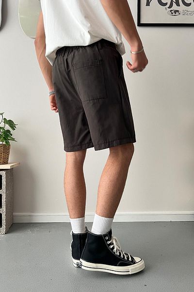 Flaw Wear شورت من القماش البني الداكن المريح للغاية مع الليكرا