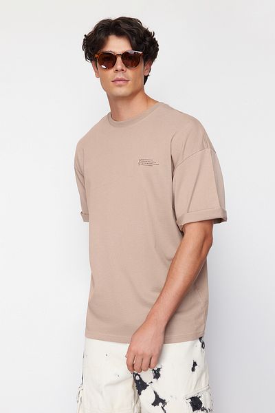 Trendyol Collection Oversize norkové bavlněné tričko s výstřihem a minimálním textem TMNSS23TS00084