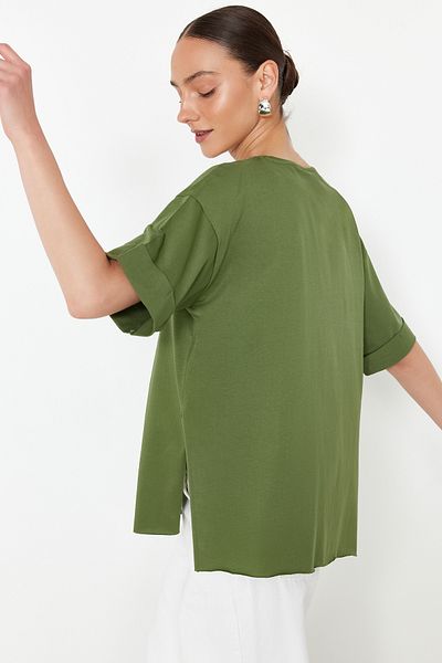 Trendyol Collection Khakifarbenes, asymmetrisches Boyfriend-Strick-T-Shirt aus 100 % Baumwolle mit zwei Ärmeln TWOSS20TS0828