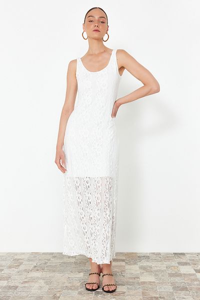 Trendyol Collection Bílý bazénový límec s krajkovou podšívkou elastické pletené maxi šaty TWOSS24EL00928