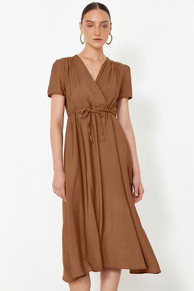 Trendyol Collection Καφέ Midi υφαντό φόρεμα με λαιμόκοψη V με ανοιχτή μέση TWOSS24EL00501