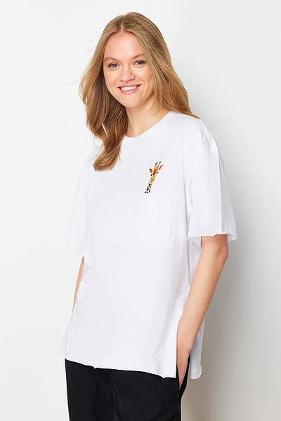 Trendyol Collection Bílé 100% bavlna Oversize/Wide Fit Detailní pletené tričko s kapsami TWOSS24TS00221