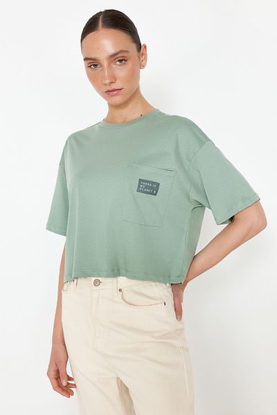 Trendyol Collection Mátová Udržitelnější 100% bavlna Uvolněná kapsa a pletené tričko s potiskem TWOSS24TS00154