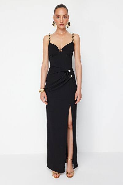 Trendyol Collection Pletené večerní šaty Zeynep Tosun černé - Detailní doplněk k maturitním šatům TCLSS24AE00003