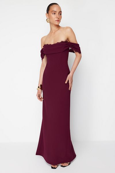 Trendyol Collection Zeynep Tosun Pflaumenfarbenes, langes Abendkleid mit gerüschtem Carmen-Kragen - Homecoming-Kleid TCLSS24AE00006