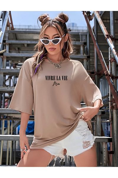 NewCabin Tricou supradimensionat din țesătură din jerseu de bumbac imprimat „Vivre La Vie” cu cafea cu lapte (latte)