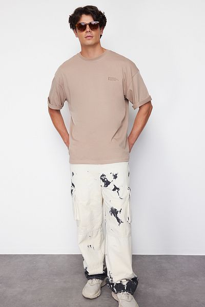 Trendyol Collection Oversize norkové bavlněné tričko s výstřihem a minimálním textem TMNSS23TS00084