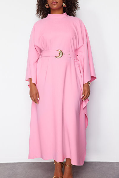 Trendyol Curve Hosszú rózsaszín szőtt ruha - övvel, nagy méretű TBBSS24AH00177