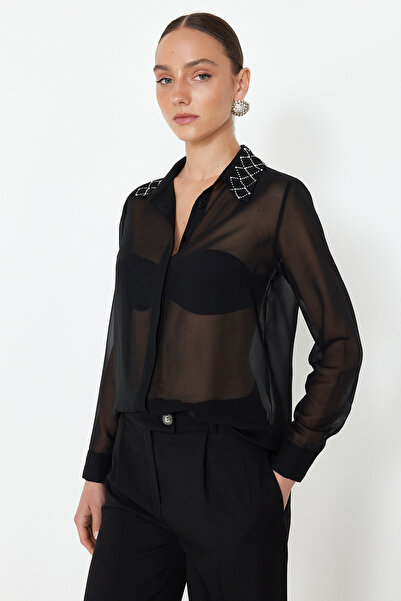 Trendyol Collection Černá šifonová košile s detailem lesklého kamene - TPRSS24GO00004