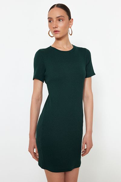 Trendyol Collection Smaragdfarbenes, figurbetontes, geripptes, dehnbares Strick-Bleistiftkleid mit Rundhalsausschnitt TWOSS19AD0053