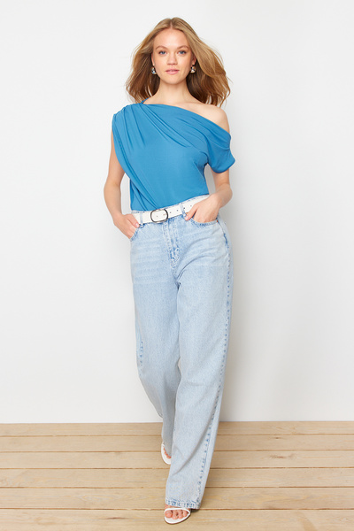 Trendyol Collection Úpletová halenka Indigo Regular/Normal Fit asymetrický límec s nulovým rukávem TWOSS24BZ00396