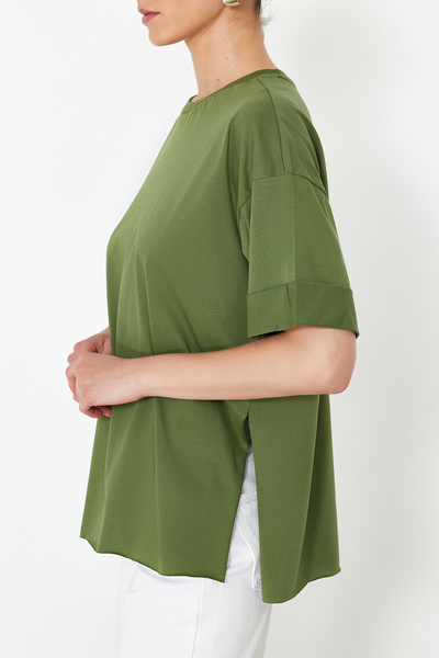 Trendyol Collection Χακί 100% βαμβακερό διπλό μανίκι ασύμμετρο πλεκτό μπλουζάκι Boyfriend TWOSS20TS0828