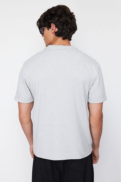 Trendyol Collection Graues Basic-T-Shirt mit entspannter/bequemer Passform, strukturiertem Waffelmuster und Taschenetikett, kurzärmlig, TMNSS23TS00077