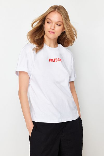 Trendyol Collection Tricou alb, 100% bumbac, imprimat cu slogan, cu croială relaxată/confortabilă, tricotat cu decolteu rotund TWOSS21TS0316