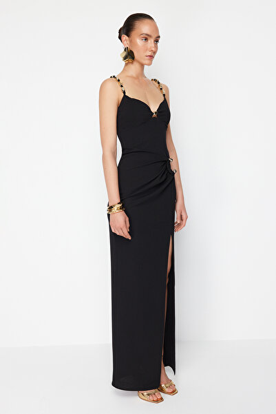 Trendyol Collection Pletené večerní šaty Zeynep Tosun černé - Detailní doplněk k maturitním šatům TCLSS24AE00003