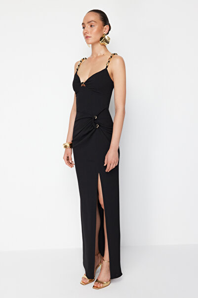 Trendyol Collection Pletené večerní šaty Zeynep Tosun černé - Detailní doplněk k maturitním šatům TCLSS24AE00003