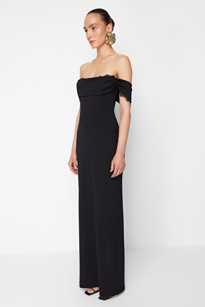 Trendyol Collection Zeynep Tosun Μαύρη Δαντέλα Carmen Collar Μακρύ βραδινό φόρεμα - Φόρεμα επιστροφής στο σπίτι TCLSS24AE00006