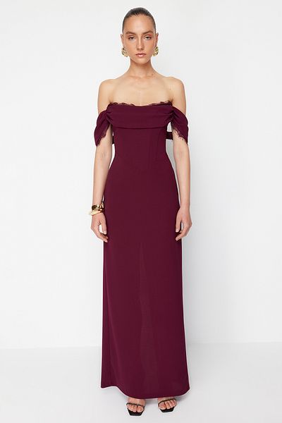 Trendyol Collection Zeynep Tosun Pflaumenfarbenes, langes Abendkleid mit gerüschtem Carmen-Kragen - Homecoming-Kleid TCLSS24AE00006