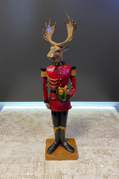 Tasarloxi Hediye Kutusu Tutan Geyik Adam