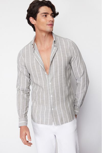 Trendyol Collection Hellkhakifarbenes Slim-Fit-Hemd mit Knopfkragen und Streifen TMNSS22GO0028