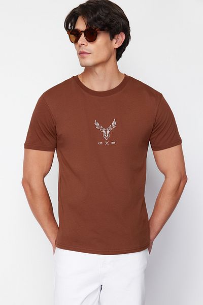 Trendyol Collection Σκούρο καφέ βαμβακερό μπλουζάκι με κέντημα ελαφιού - κανονική εφαρμογή TMNSS24TS00165