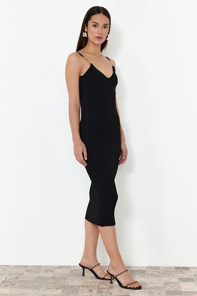 Trendyol Collection Černé midi úpletové šaty s detailem kovového příslušenství TWOSS23EL00686