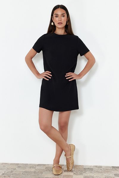 Trendyol Collection Twoss24El01027 Model černé obyčejné mini tkané šaty