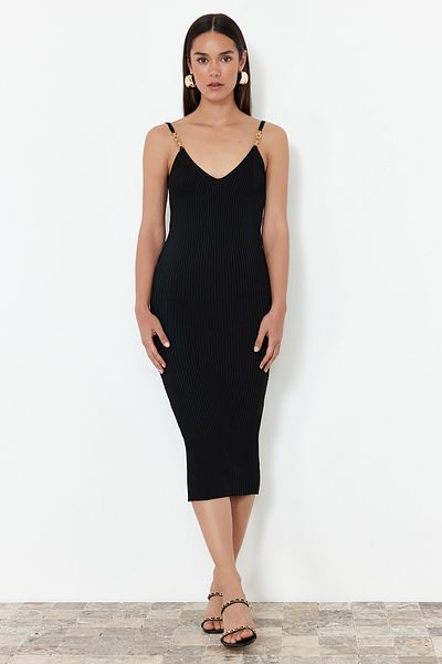 Trendyol Collection Černé midi úpletové šaty s detailem kovového příslušenství TWOSS23EL00686