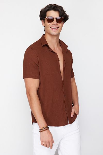 Trendyol Collection Sommer-Strickhemd mit strukturierter Falte – Braun, normale Passform, kurze Ärmel TMNSS23GO00055