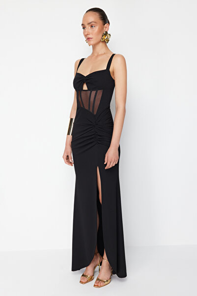 Trendyol Collection Zeynep Tosun Černé pletené dlouhé večerní šaty - vystřižený detail Šaty pro návrat domů TCLSS24AE00005