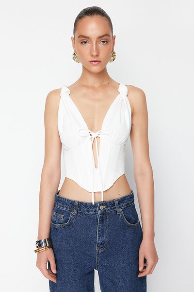 Trendyol Collection Zeynep Tosun Weißes Bügel-Bustier – Gestricktes Schnürdetail TCLSS24BS00003