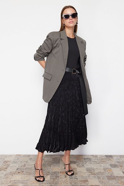 Trendyol Modest Schwarzer plissierter Satin-Webrock TCTSS24EE00018